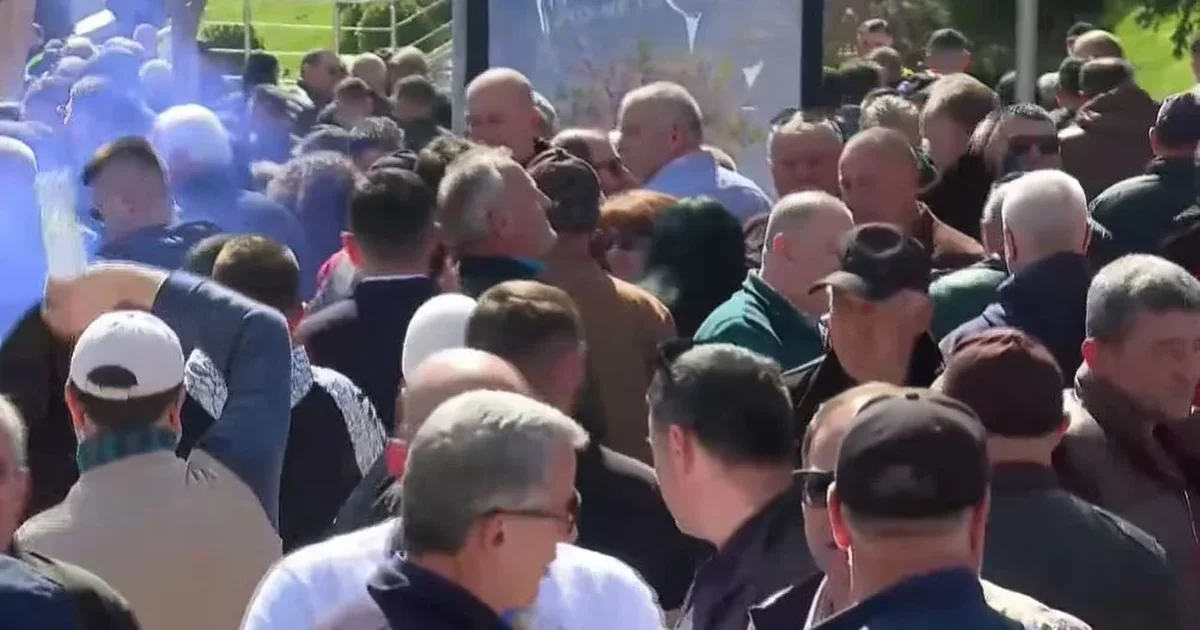 Nis shpërndarja e protestuesve  Berisha  Faleminderit që erdhët  do vazhdojmë kryengritjen tonë paqësore