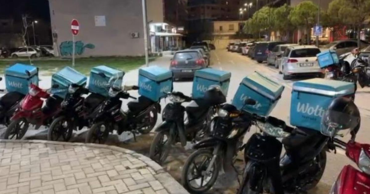 Motoristët e  Wolt  në Vlorë dalin në protestë  kërkojnë rritje pagash dhe lehtësim të kushteve të punës