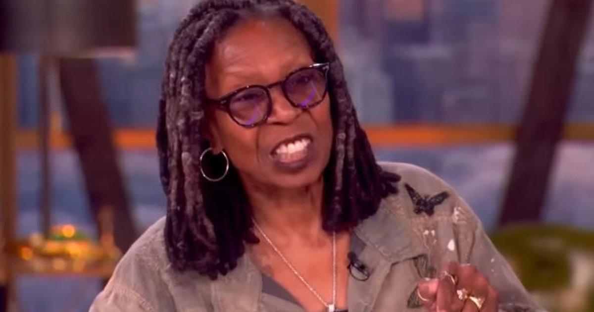 Whoopi Goldberg kritikon Trump për mbajtjen e një kapele bejsbolli gjatë shërbimit përkujtimor të luftës