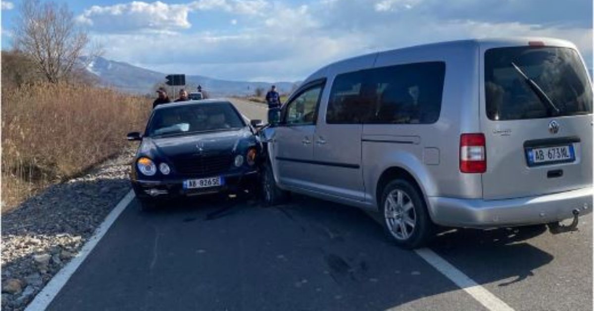 Aksident në rrugën Korçë Ersekë  2 të plagosur pas përplasjes së makinave  kokë më kokë   FOTOT 