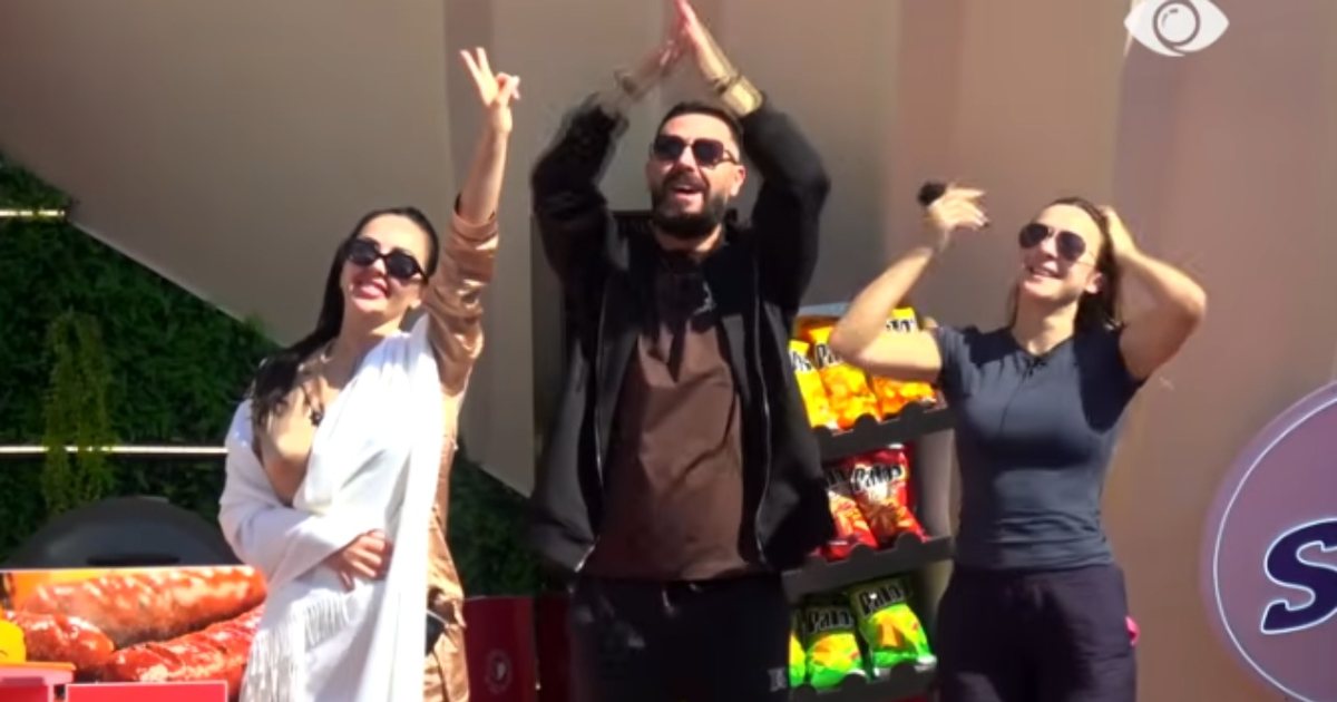  Nga çunat e Fierit      Cila banore mori 44 trëndafila dhuratë me parashutë 