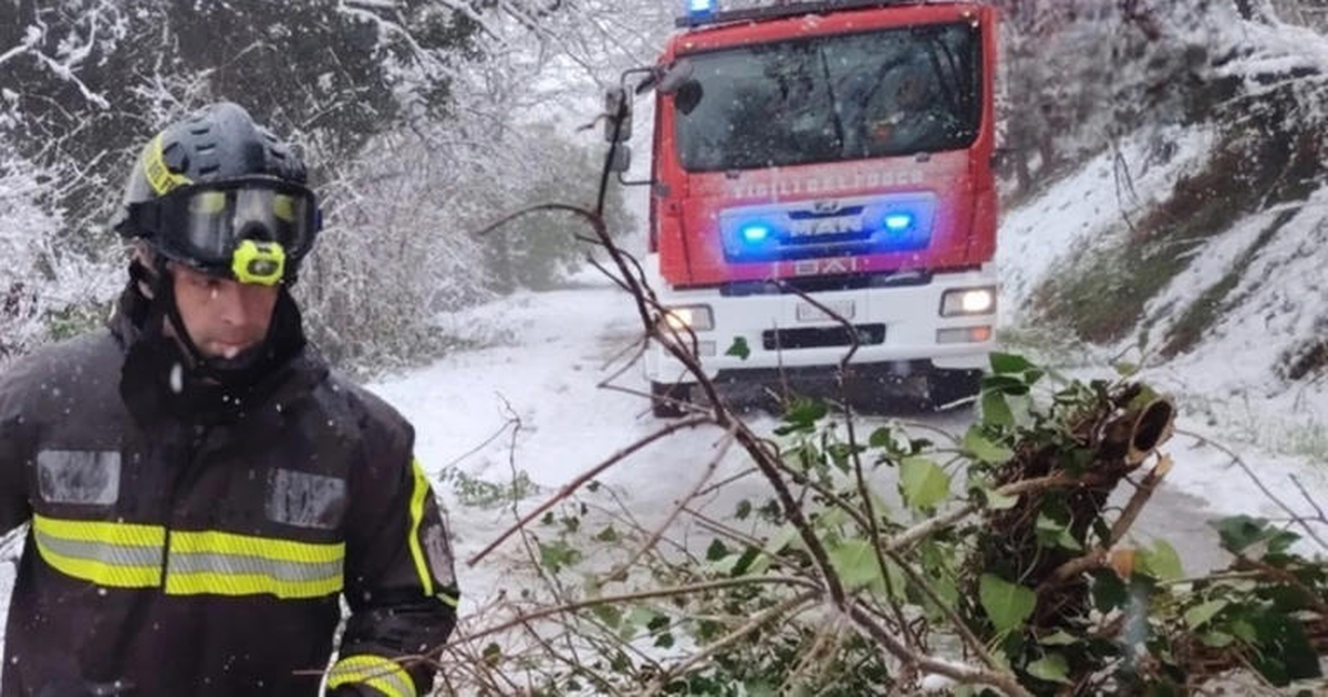 Makina me shtatë të rinj thyen barrierën mbrojtëse dhe përfundon mbi një shtëpi  humb jetën 30 vjeçari