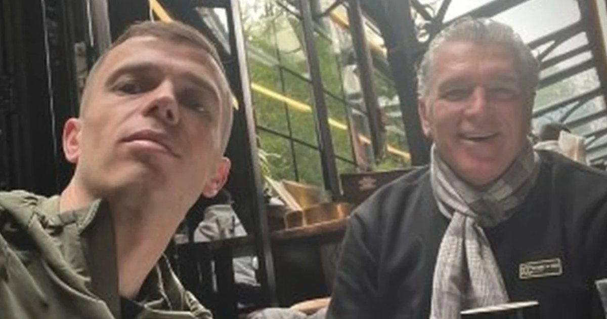 Pasi u largua nga lufta e Iranit  Jasir Asani  rikthehet  tek Partizani  Shfaqet përkrah trajnerit kampion 