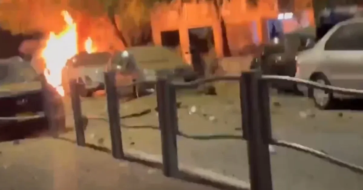 Sulm me raketa ndaj Izraelit  Irani hakmerret për vrasjen e zyrtarëve të lartë