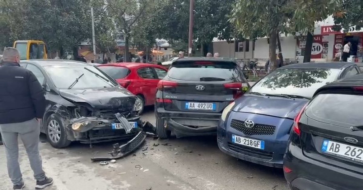 Aksident i gjashtëfishtë në qendër të Vlorës  pamje nga vendi i ngjarjes