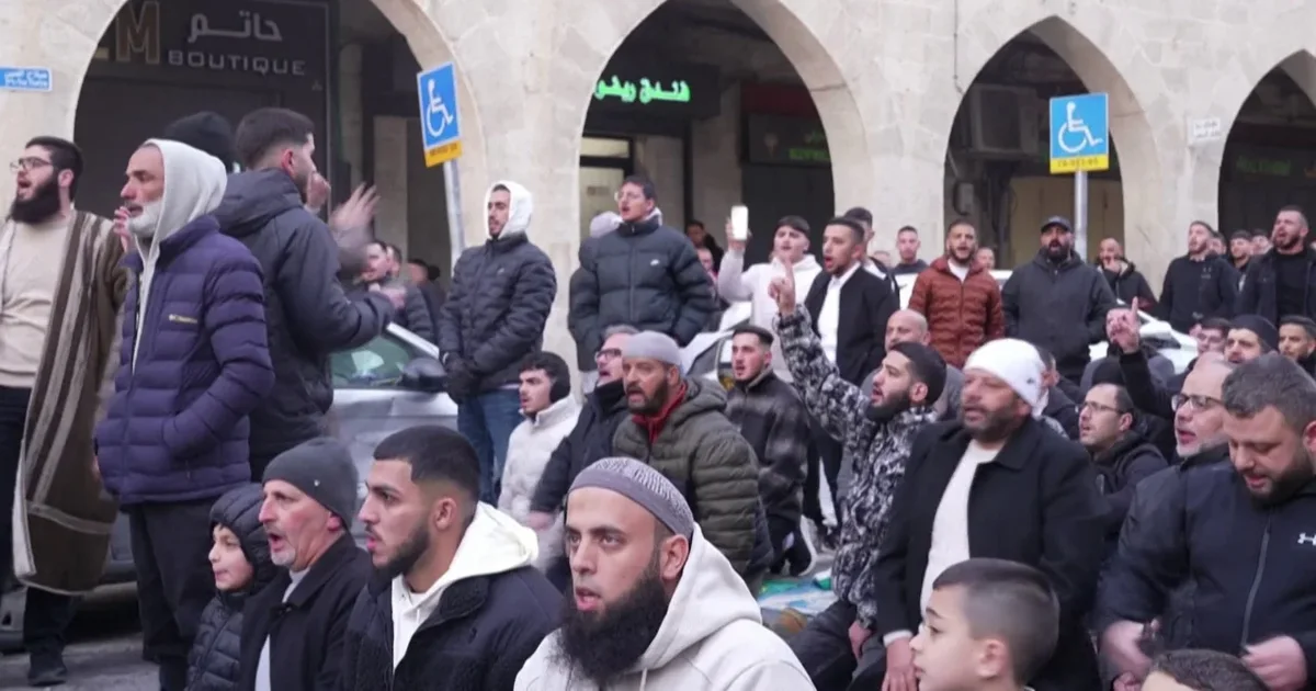 Izraeli mbyll xhaminë Al Aksa  besimtarët luten në rrugë  Hera e parë në dekada  jemi të trishtuar