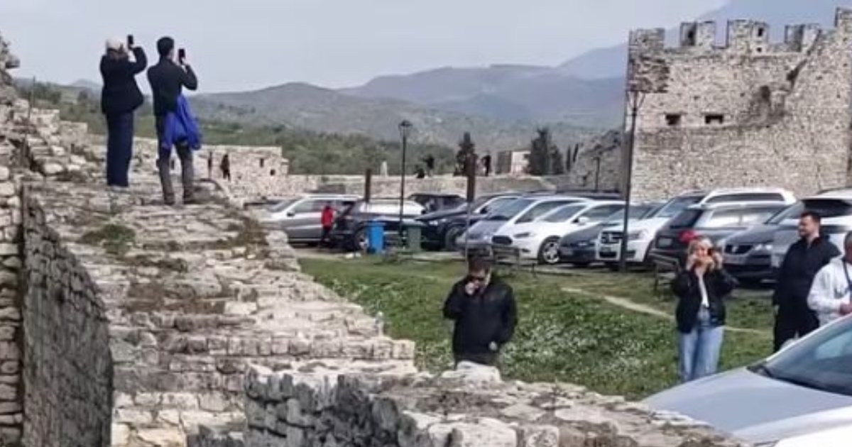 Ra nga 12 metra lartësi teksa bënte foto  Turistja holandeze dërgohet te Trauma  ja si paraqitet gjendja e saj