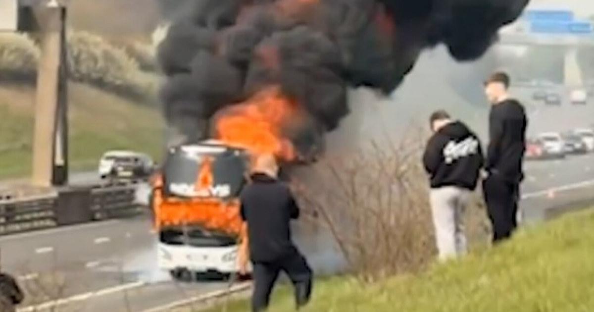 Momente paniku  Autobusi i tifozëve të Manchester City t përfshihet nga flakët  VIDEO 
