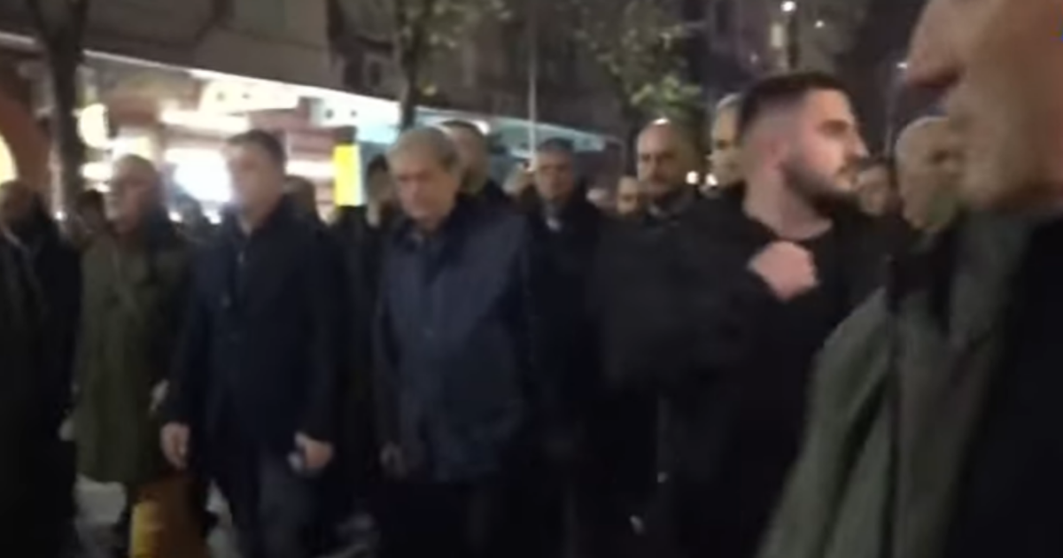 Berisha dhe protestuesit shkojnë te Policia e Tiranës  priten me gardh metalik  Futen në ish Bllok  shmanget Vila 31