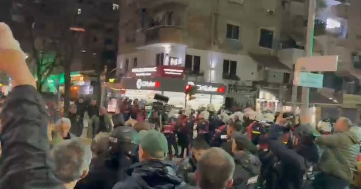 Përshkallëzohet protesta  Përplasje mes policisë dhe protestuesve në ish Bllok