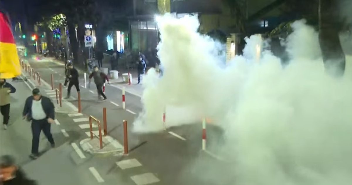 Noka dhe Boçi përplasen me policinë  Thyhet kordoni i sigurisë pranë Piramidës dhe hidhen molotovë drejt AKSHI t