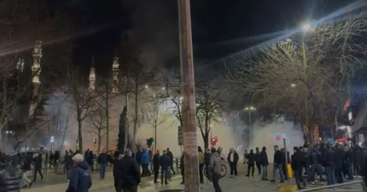 Protesta e opozitës  lëndohen nga molotovët dy efektivët e forcave  Shqiponja   Nisen drejt Traumës