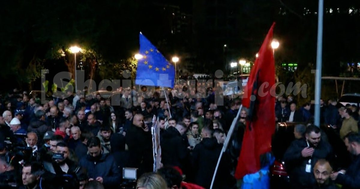 Berisha përfundon  kilometrin e fundit  të protestës së PD në selinë blu