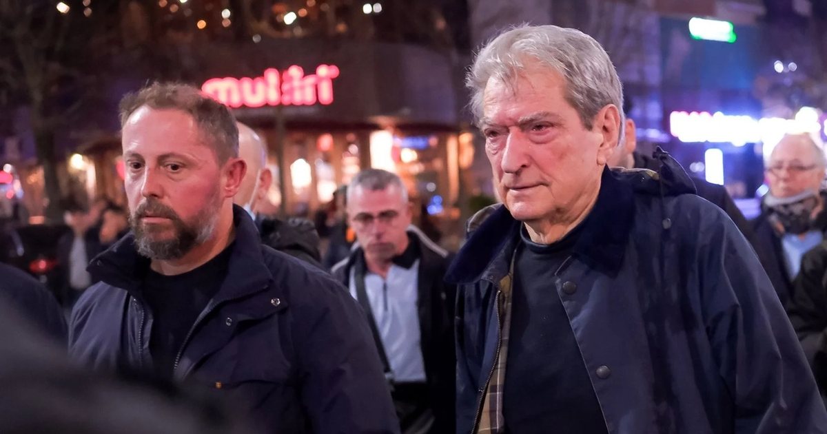 FOTO  Berisha me sytë e skuqur nga gazi lotsjellës  qëndron mes protestuesve