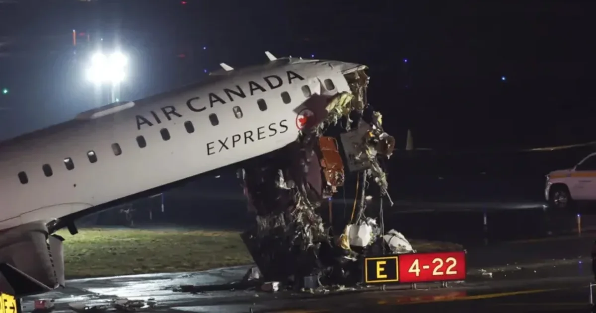 Aksident në aeroportin e New York ut  avioni me pasagjerë përplaset me automjetin tokësor në pistë  ndërpriten fluturimet