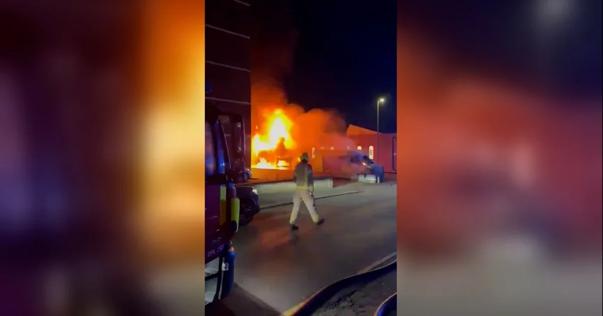 Katër ambulanca që ndodheshin pranë një sinagoge digjen në Londër  policia nis hetimin  Dyshohet për sulm antisemit