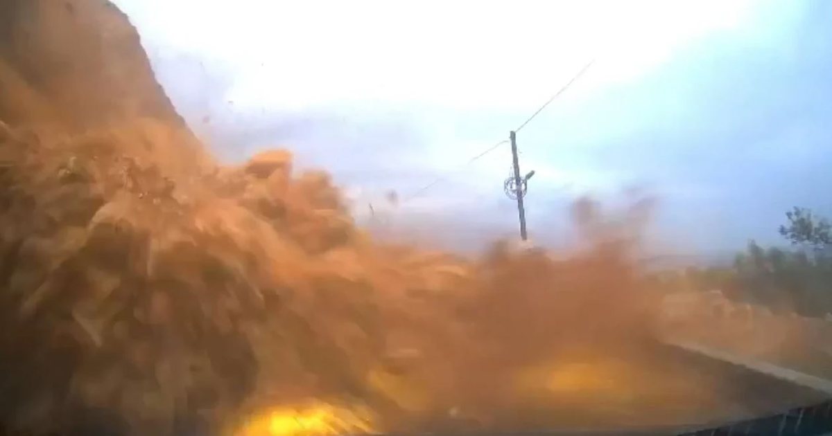 VIDEO  Rrëshqitja e papritur e tokës  varros  makinën në rrugën bregdetare në Turqi  shpëton mrekullisht shoferi