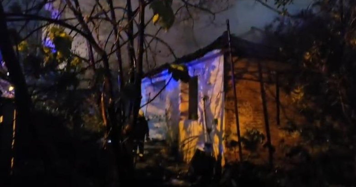 Zjarri përfshin një shtëpi mes pallateve në Durrës  ndërhyjnë zjarrfikësit