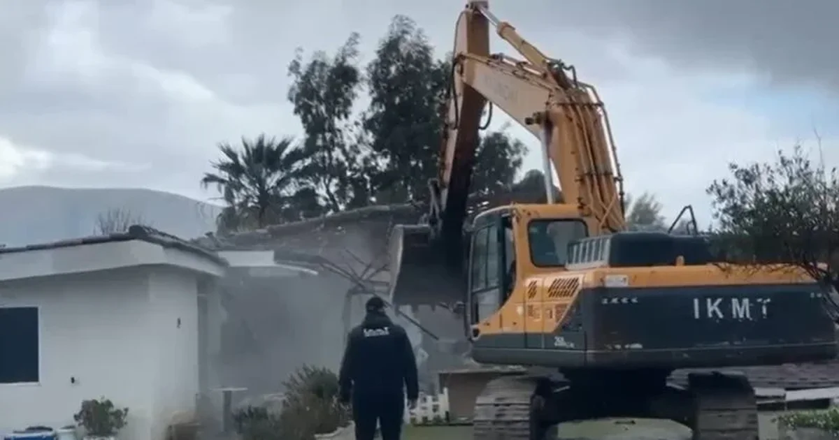 IKMT zbarkon në Radhimë  shembet një restorant  pritet prishja e 4 objekteve të tjera pa leje