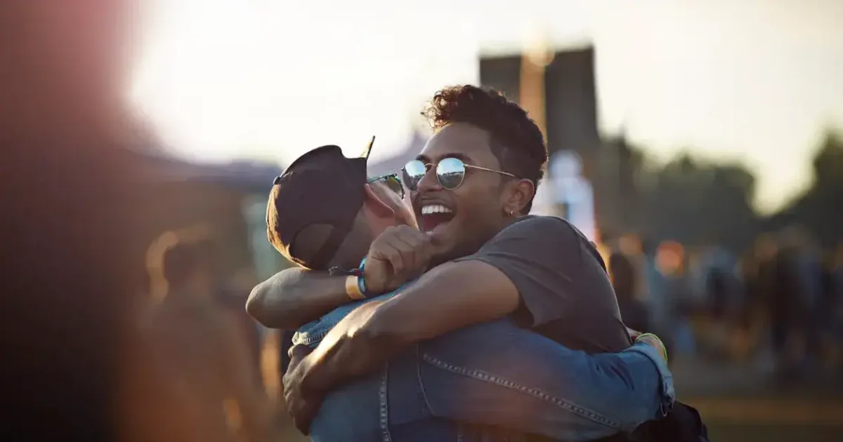 Pse burrat mund të flasin me miqtë e tyre për orë të tëra  por jo me të dashurat 