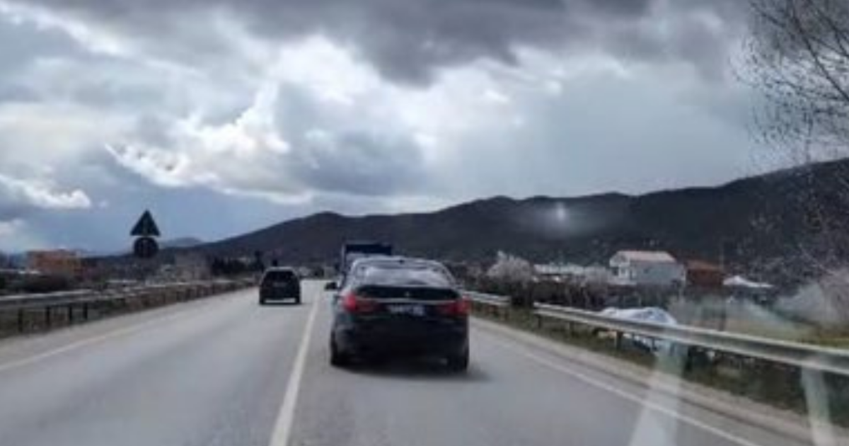 Zig zag dhe parakalim i rrezikshëm  shoferja kthehet në burim aksidenti