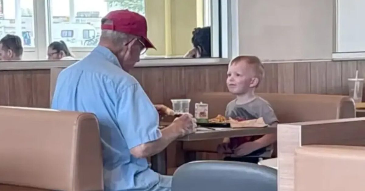 Videoja që po prek RRJETIN 3 vjeçari pa një të moshuar duke ngrënë vetëm dhe iu afrua për t i bërë shoqëri 