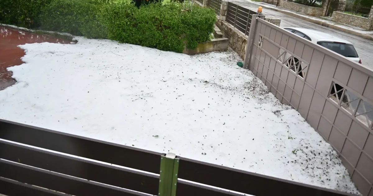  GREQI   Stuhi e fortë në Halkidiki  Polygyros mbulohet nga breshëri  VIDEO 