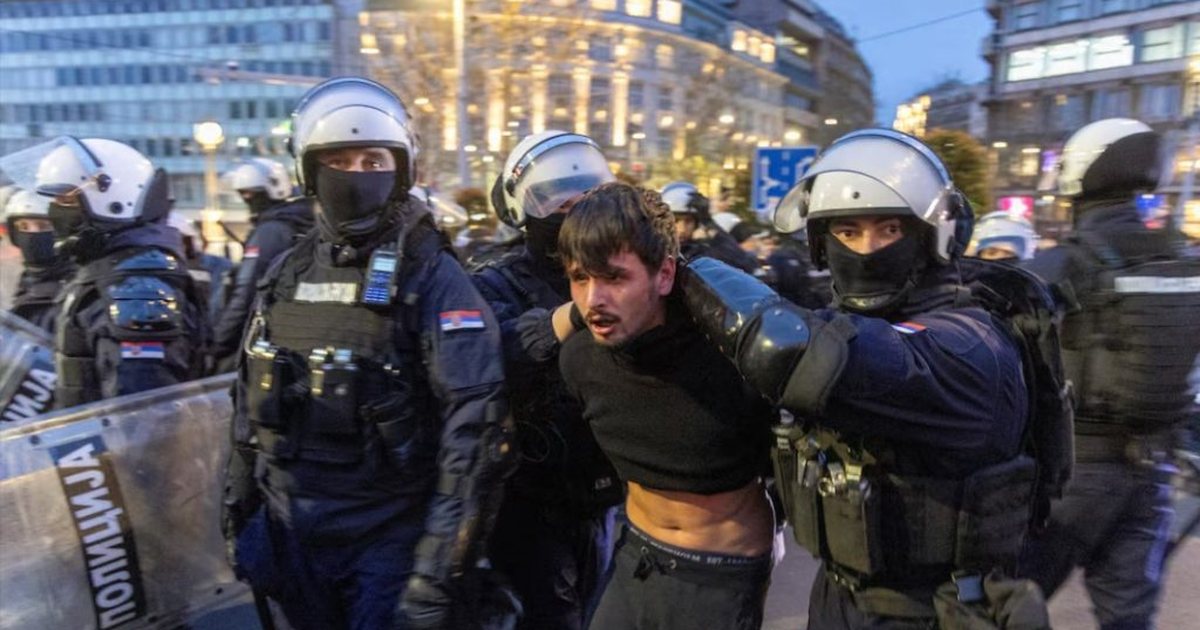 Kontrolli në universitet shkakton tensione në Serbi  studentët dhe protestuesit përleshen me policinë
