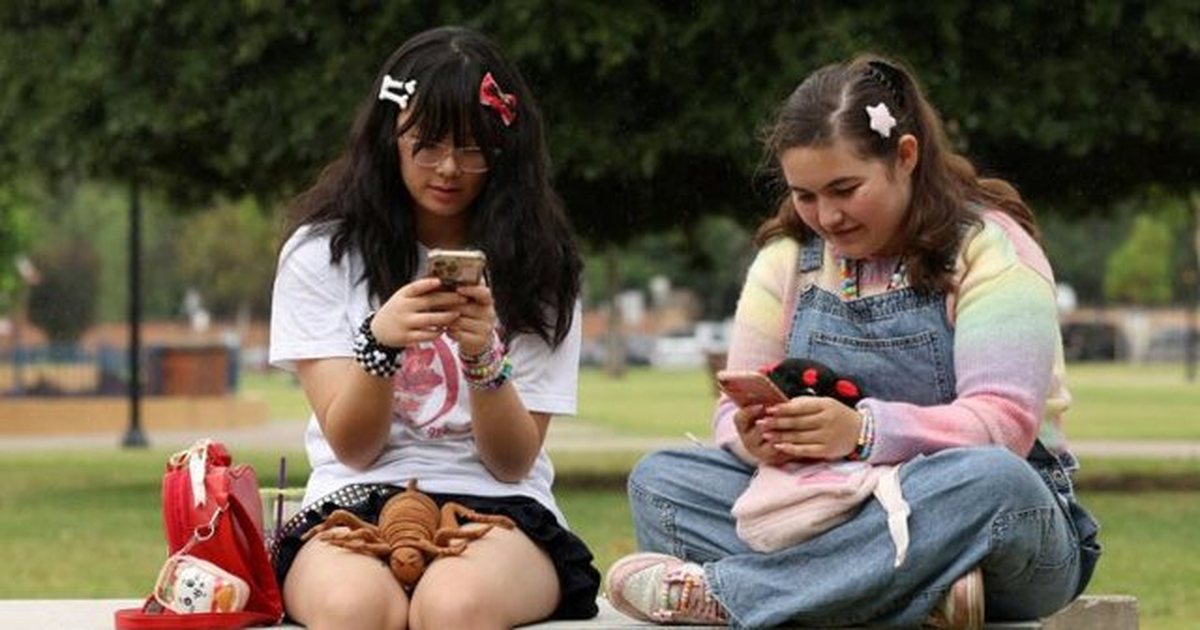 Goditje për rrjetet sociale  Franca miraton ndalimin për fëmijët nën 15 vjeç