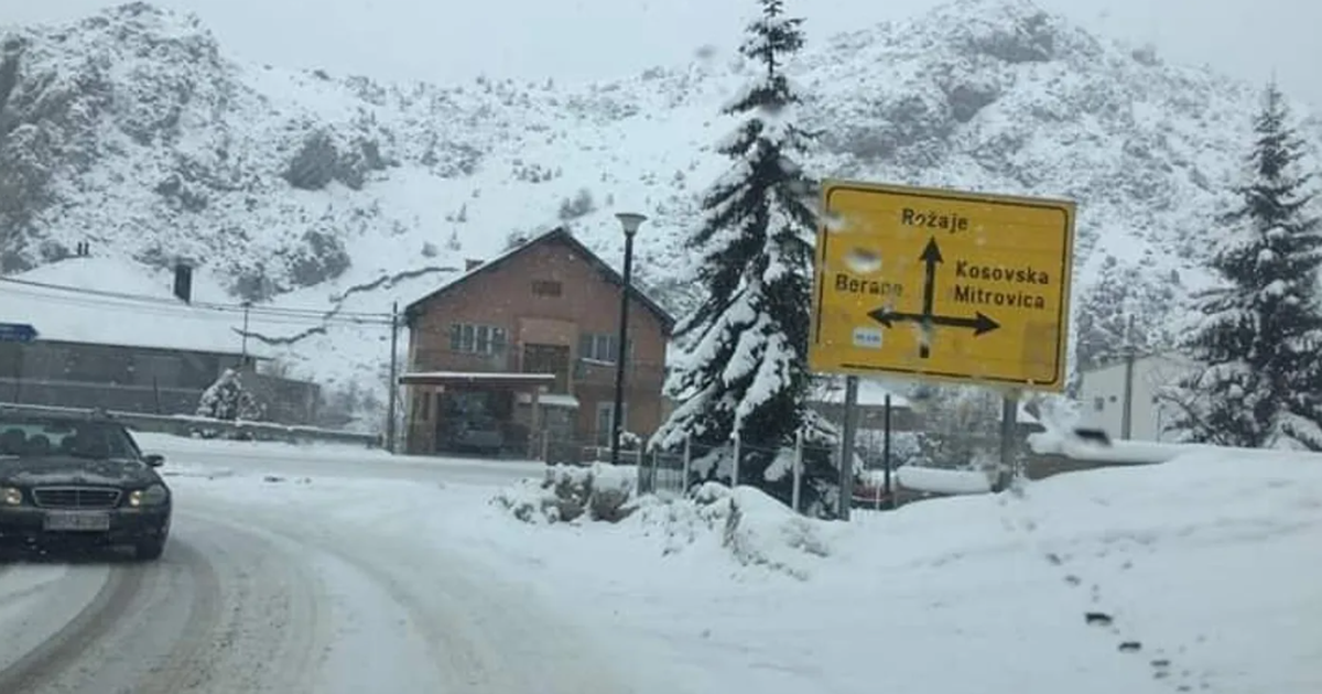 Bora e dendur bllokon rrugën Pejë Rozhajë  Kamionët nuk kalojnë