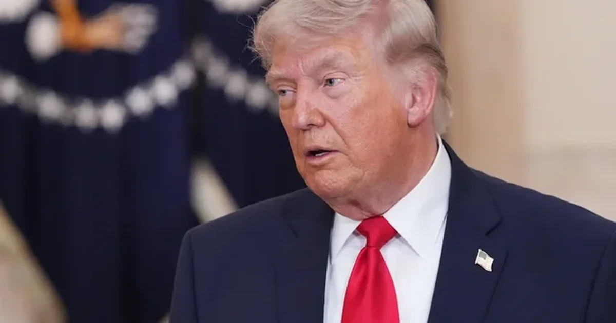 Trump ironizon Macron   Gruaja e tij e goditi  dhe ai ende e kujton shuplakën 