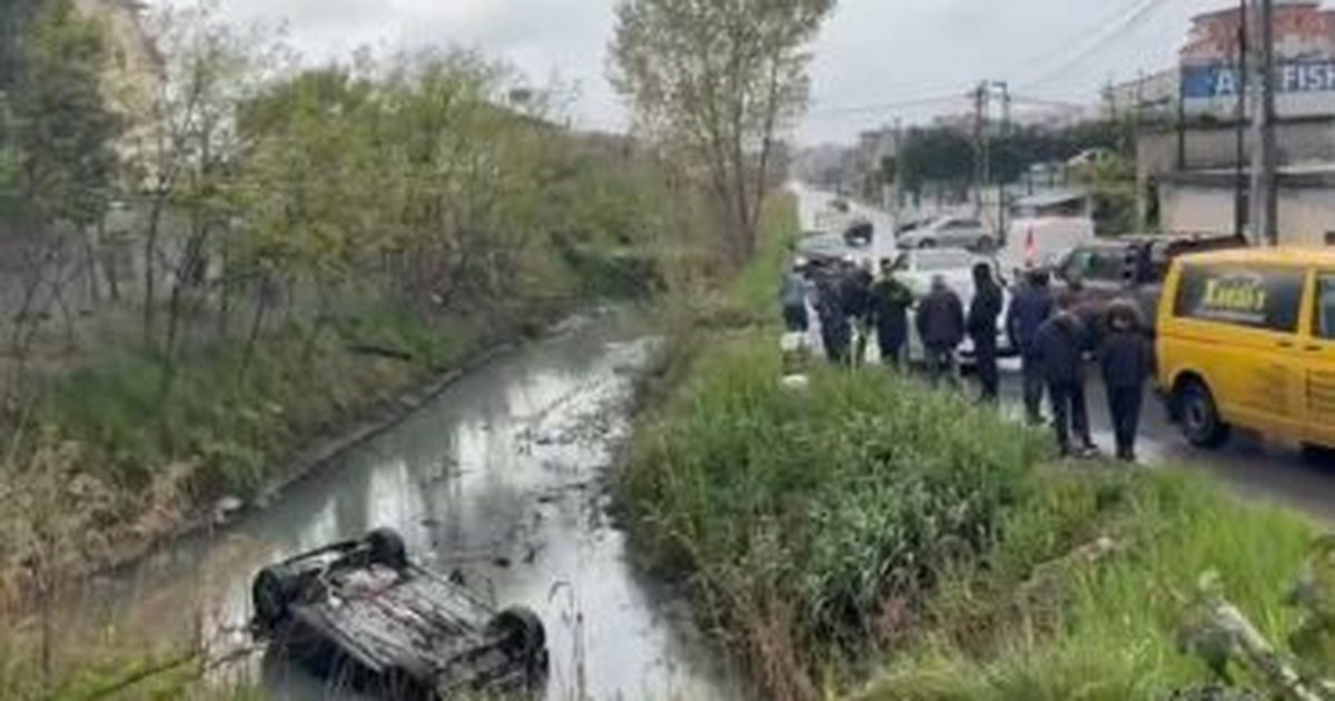 Aksident në Durrës  makina del nga rruga dhe përfundon në kanal  Lëndohet shoferi