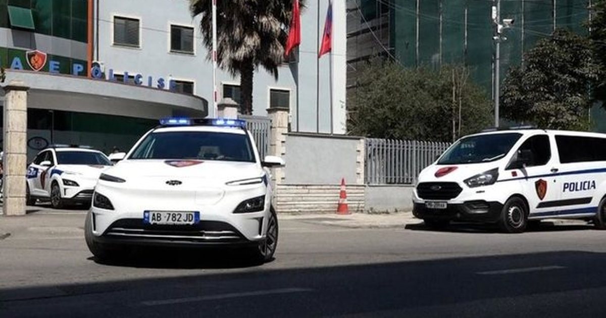Durrës  Vajza h dh nënën nga shkallët dhe arratiset  37 vjeçarja në kërkim