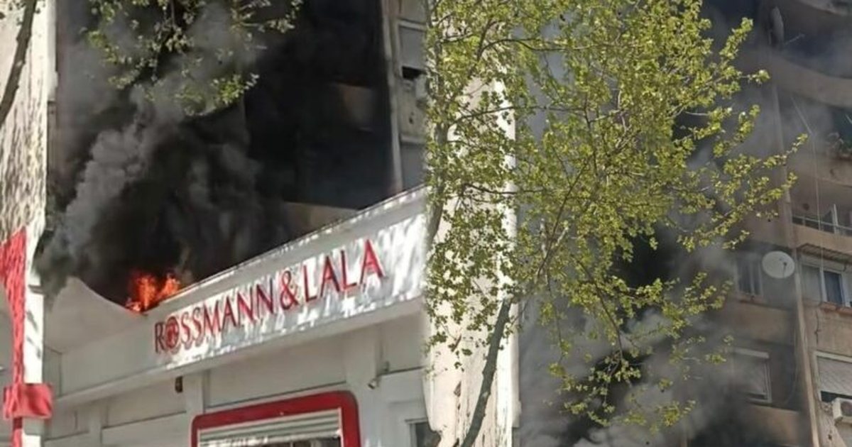 Zjarr pranë pallatit në qendër të Tiranës  tymi mbulon zonën