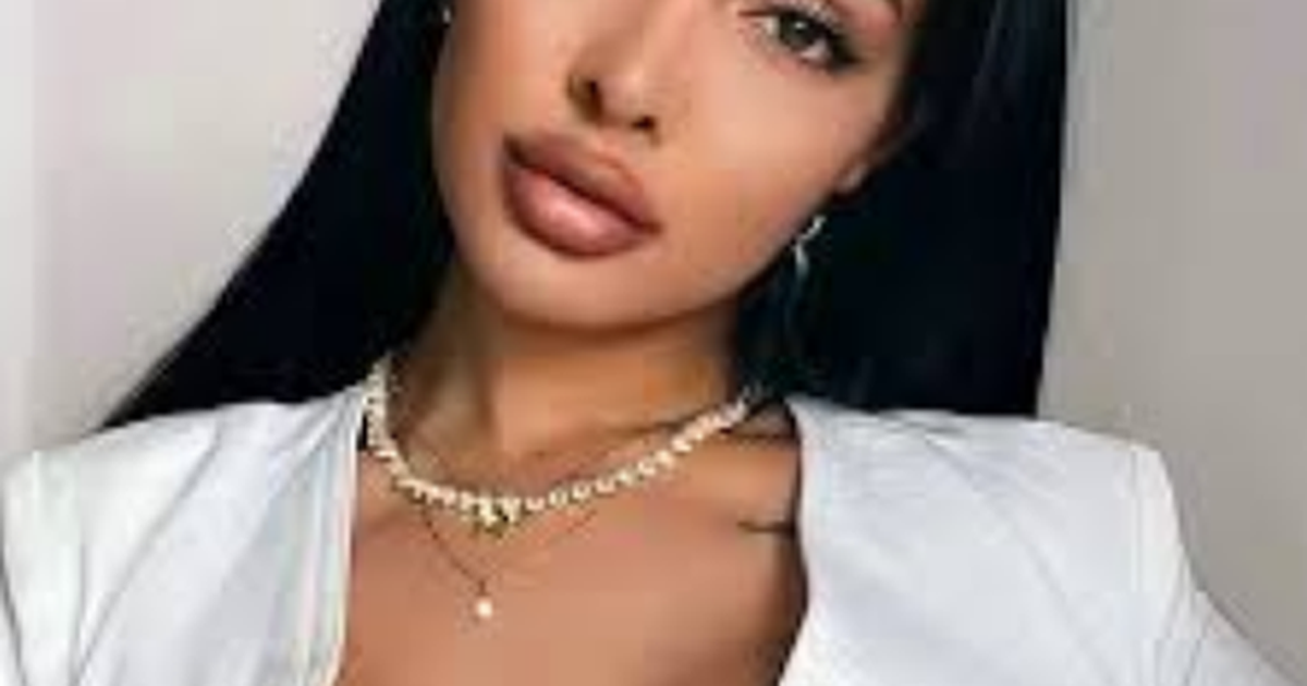 Armela reagon pas komenteve të Brikenës për çarçafët dhe rrobat   Po shtiret për kamerat 