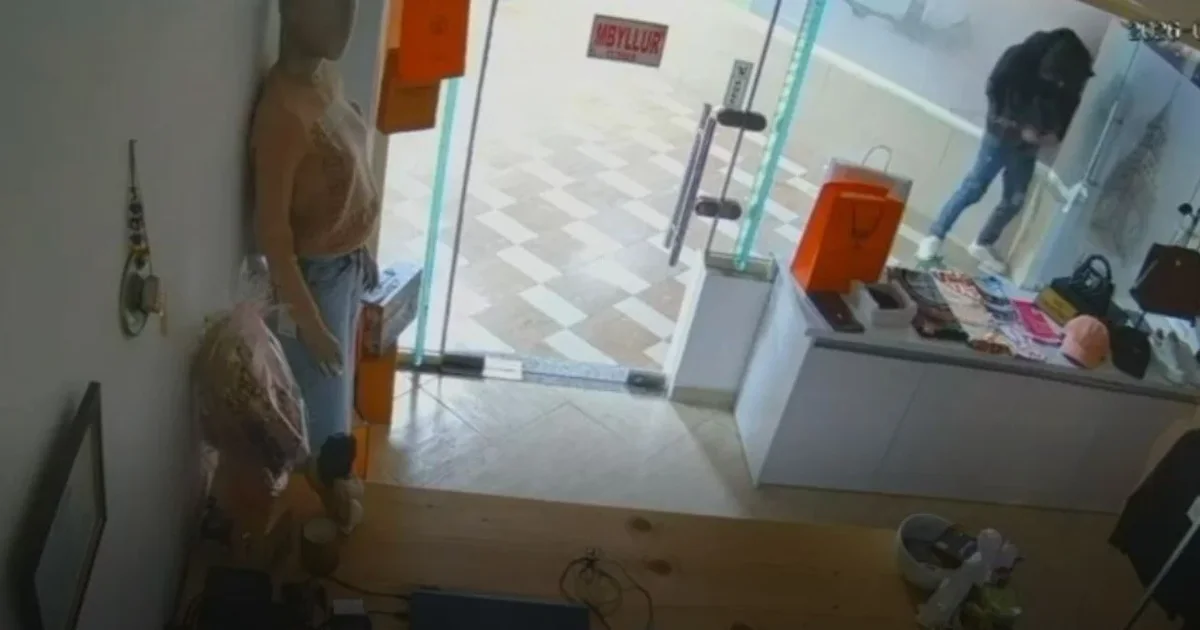 I riu në gjendje të dehur hyn në qendrën tregtare në Vlorë dhe dëmton bizneset