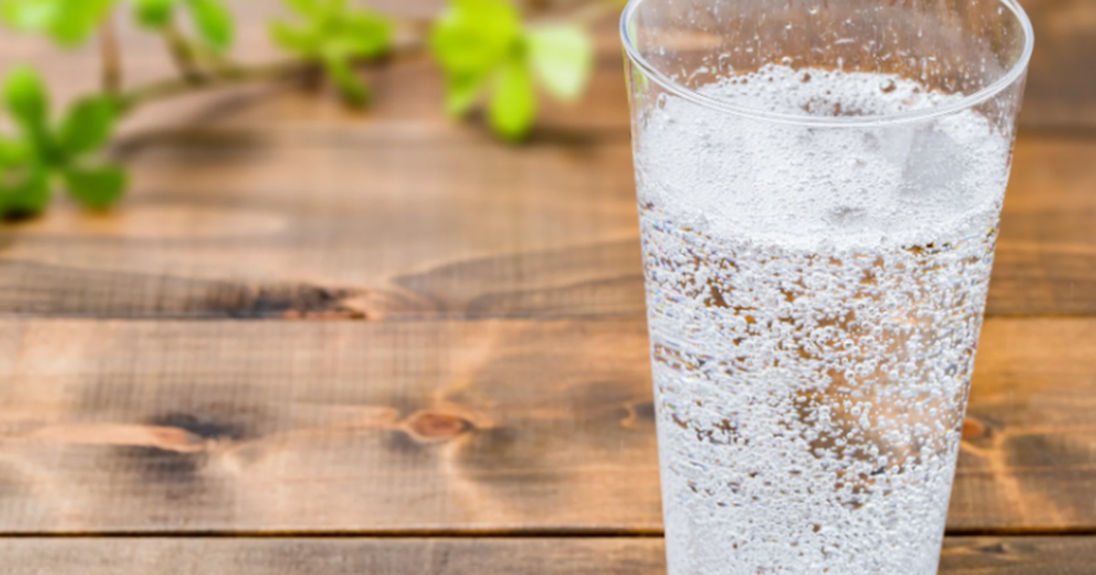 A është uji i gazuar një zgjedhje e shëndetshme  Zbulojeni tani