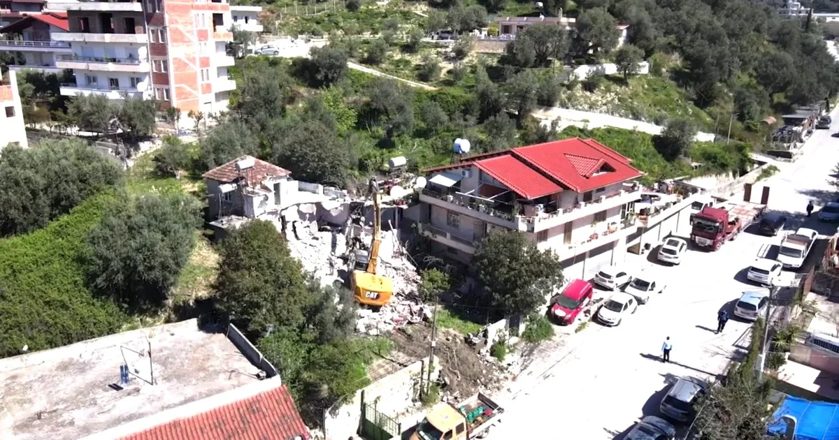 IMT prish tre banesa të paligjshme mbi kanalin e ujërave të larta në Vlorë