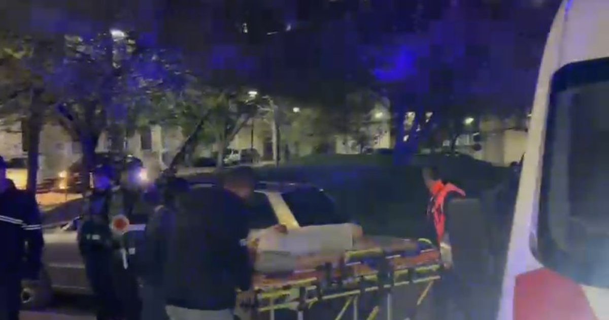 E moshuara rrëzohet nga shkallët duke shkundur tapetin  dërgohet me urgjencë në spital