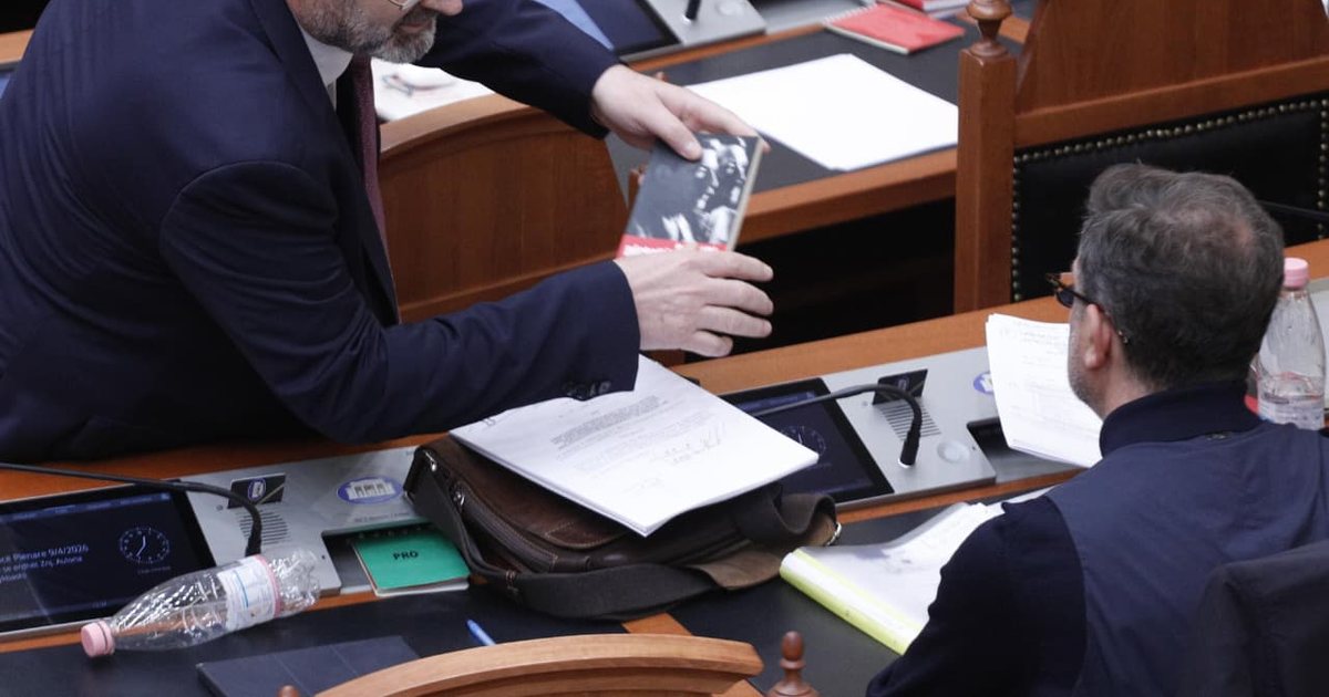 FOTO  Ulsi Manja i dhuron Erion Braçes librin  Stalini përballë Hitlerit 