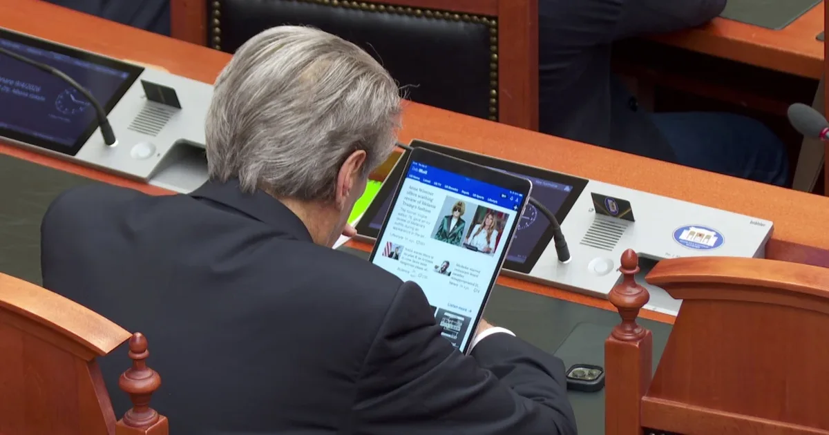 Nga Melania te Trump  Berisha bën  scroll  nga Kuvendi lajmet e Daily Mail