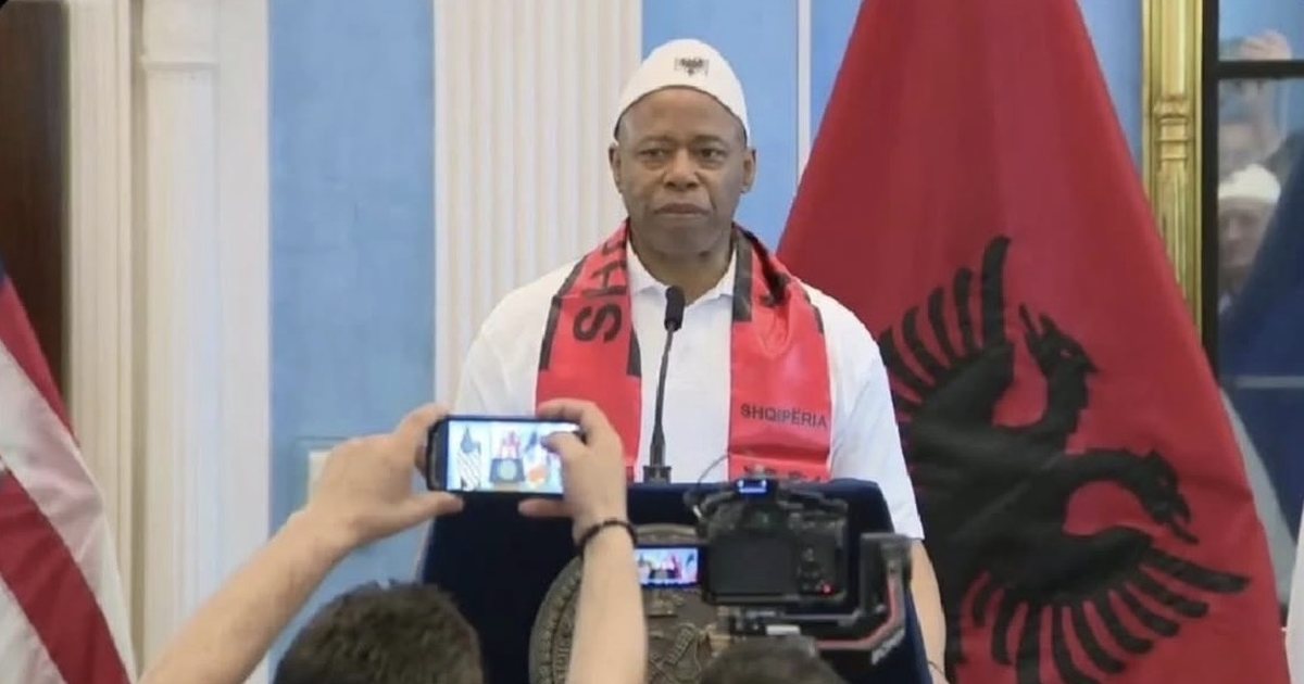 Ish kryebashkiaku i New York bëhet shqiptar  Merr nënshtetësinë