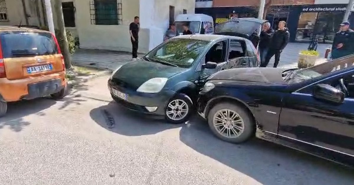 Vlorë  Po shmangte fëmijën që kalonte rrugën  shoferi përplas dy mjete të tjera  lëndohet lehtë 8 vjeçari