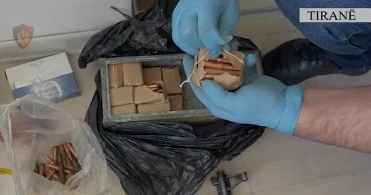 EMRI  Iu gjet arsenal armësh në banesë  ish ushtaraku u arratis sapo pa policinë  Nëna  S janë tonat