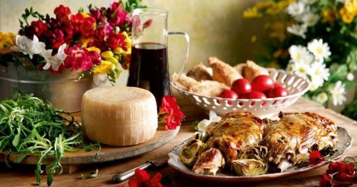 Nga vezët e kuqe te çyreku  zbuloni disa nga ushqimet që nuk duhet të mungojnë në tavolinën e Pashkës