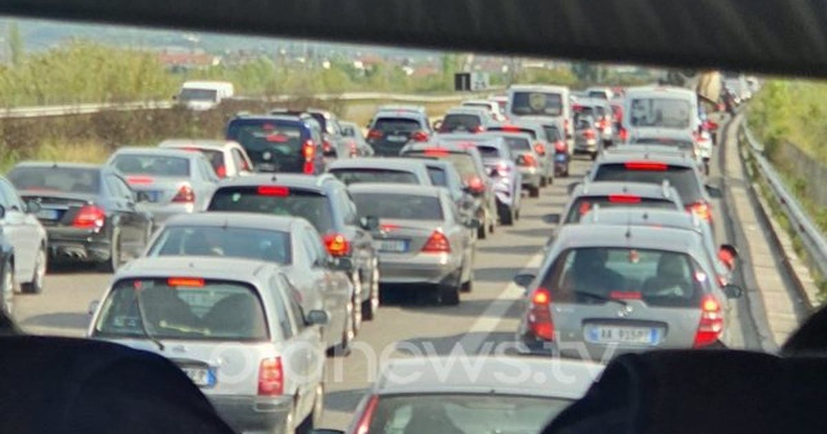 FOTO LAJMI  Në vigjilje të Pashkës  dyndje masive automjetesh në drejtim të Korçës 