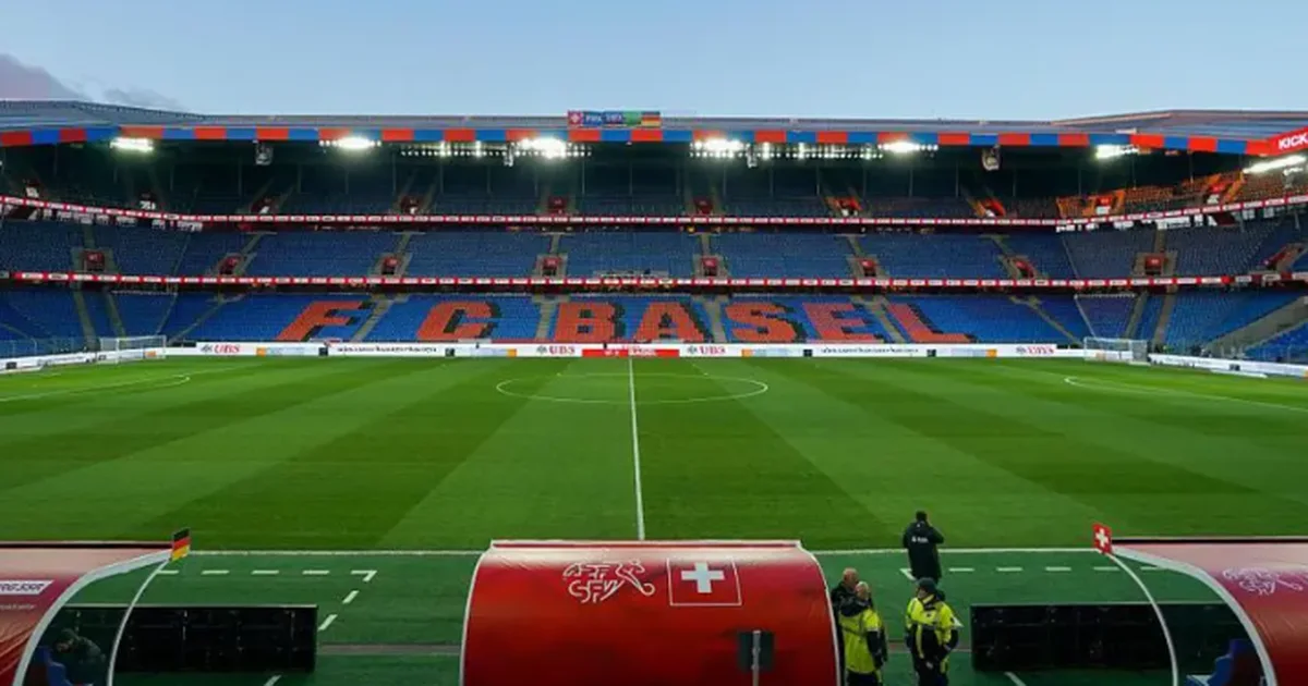 Frikë te Baseli  dhomat e zhveshjes në flakë  shtyhet ndeshja