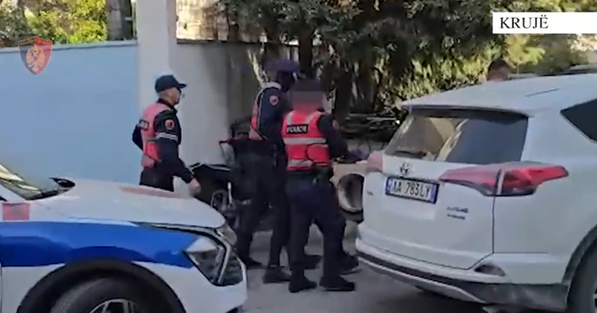 Arrestohet Eduart Afmataj  autori i vrasjes në Nikël  ja momentet kur shoqërohet me pranga në duar