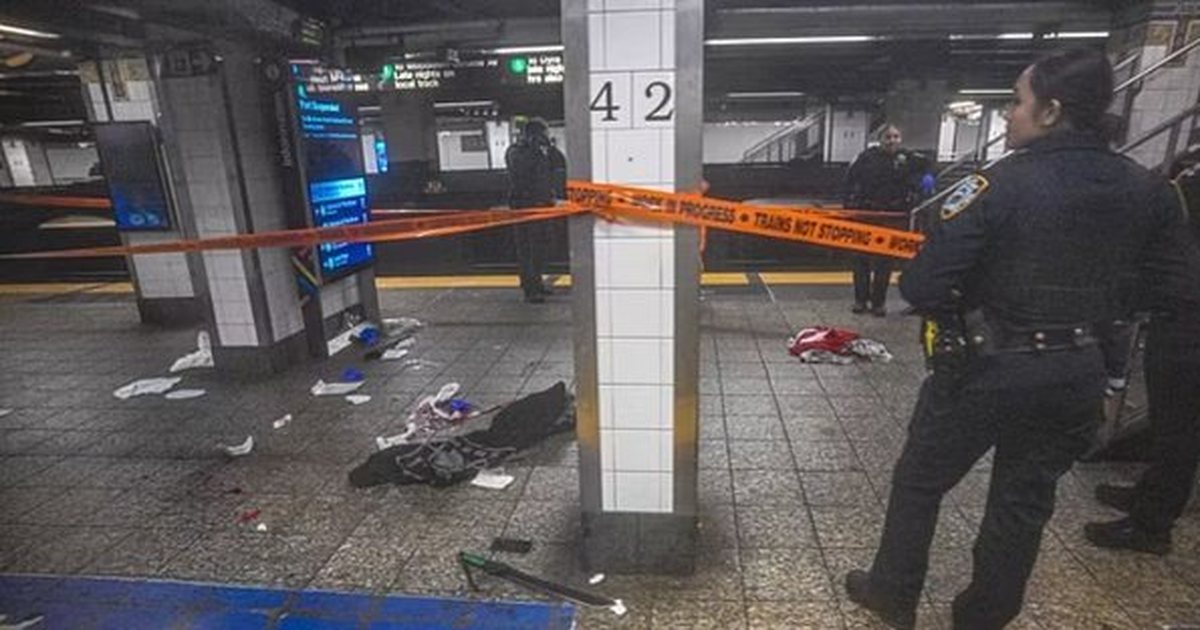 Sulm me hanxhar në një stacion treni të New York ut  plagosen tre persona  Vritet sulmuesi