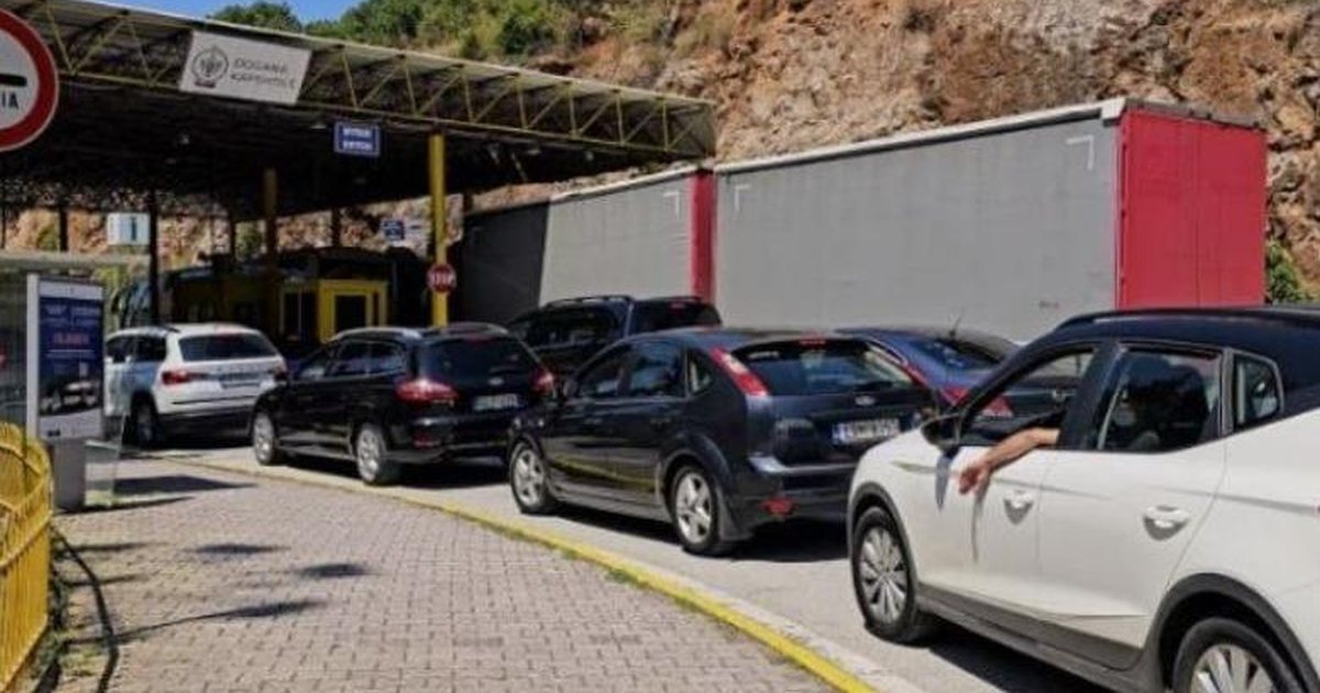 Radhë mbi 1 km në doganën e Kapshticës  emigrantët që festuan Pashkën në vendlindje rikthehen drejt Greqisë